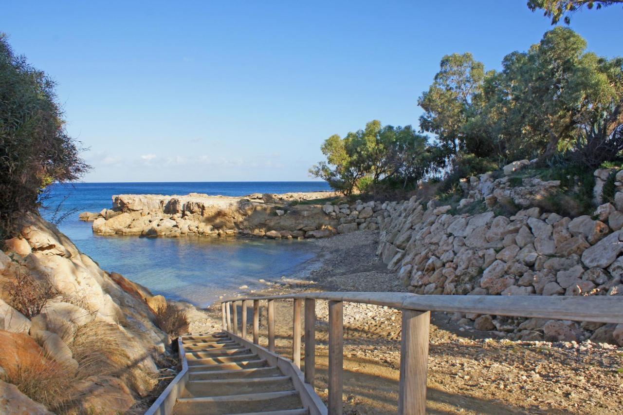 Lucile - Coralli Beachfront Apartment Paralimni Exterior photo